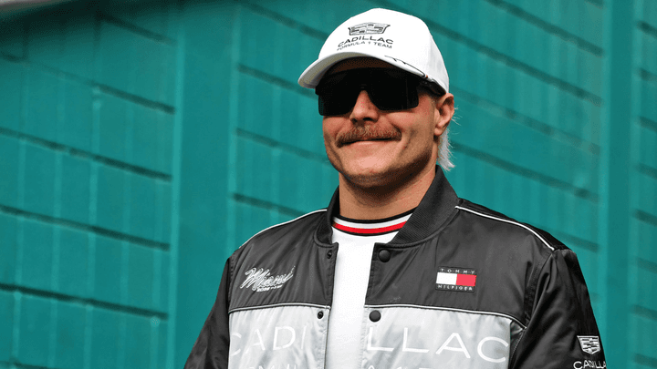 Pilote F1 en tenue Cadillac Formula 1 Team avec casquette et lunettes de soleil