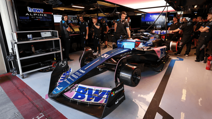 Monoplace Alpine F1 dans le garage avec l'équipe technique lors d'une séance d'essais