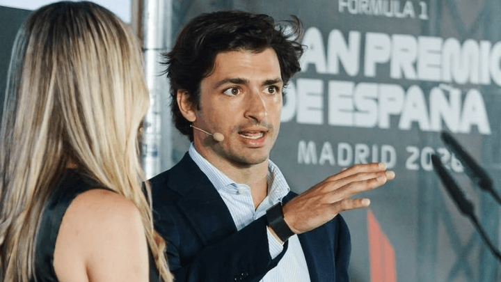 Carlos Sainz en costume lors d'une conférence de presse du Grand Prix d'Espagne à Madrid