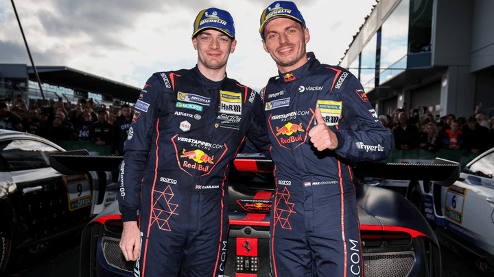 Max Verstappen et son coéquipier célèbrent leur victoire aux 24 Heures du Nürburgring en combinaison Red Bull Racing