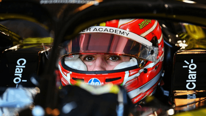 Rafael Câmara dans le cockpit d'une voiture de Formule 1, casque rouge et blanc, concentré avant son test