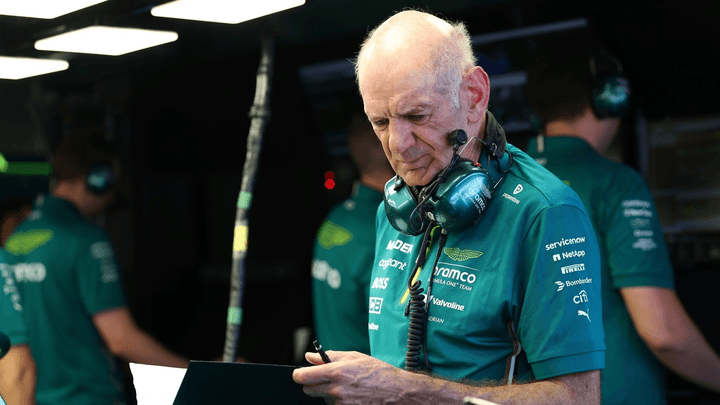 Membre de l'équipe Aston Martin F1 avec casque audio dans le garage lors d'une séance