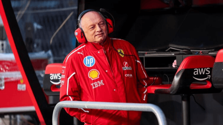 Frédéric Vasseur, directeur d'équipe Ferrari, avec un casque rouge dans le paddock F1