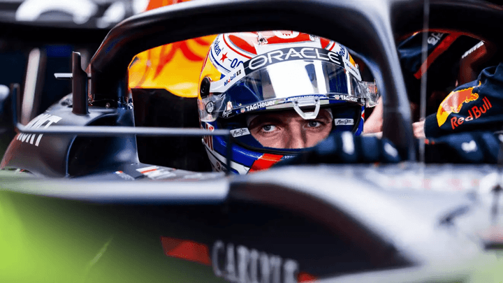 Max Verstappen dans le cockpit de sa Red Bull RB19 lors d'une séance en Formule 1