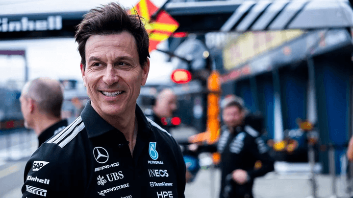 Toto Wolff, directeur de Mercedes F1, sourit dans le paddock lors d'un Grand Prix