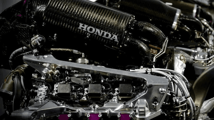 Moteur Honda de Formule 1 avec logo Honda visible sur le compartiment moteur