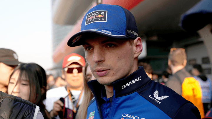 Max Verstappen pensif en combinaison Red Bull Racing Oracle