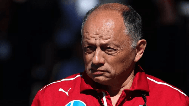 Dirigeant Ferrari en polo rouge avec logo Puma et HP lors d'un événement F1