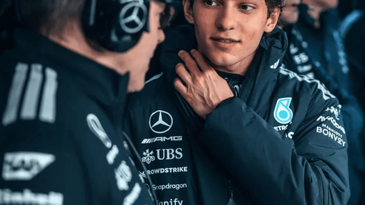 Kimi Antonelli entouré par l'équipe Mercedes, démontrant l'encadrement et le mentorat de Toto Wolff