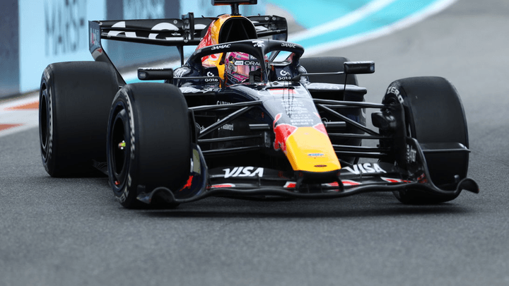 Voiture Red Bull de Verstappen en action sur le circuit, vue de face