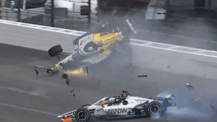 Accident spectaculaire d'IndyCar avec une voiture jaune en vol lors des essais de l'Indy 500