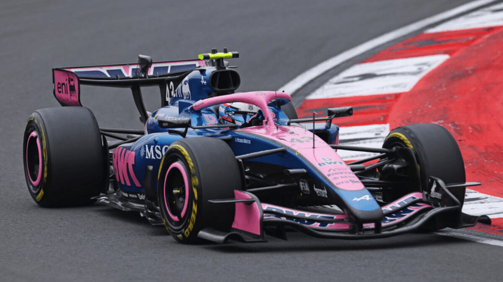 Voiture de F1 Alpine rose et bleue en action sur le circuit