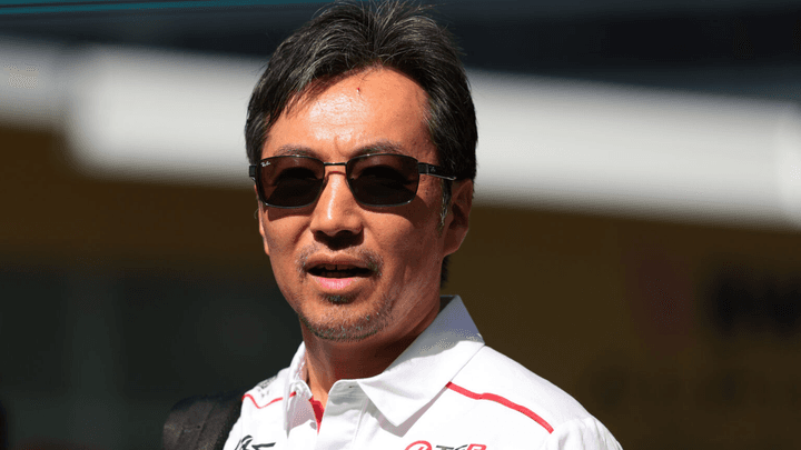 Ayao Komatsu, directeur d'équipe Haas F1, portant des lunettes de soleil et la tenue officielle de l'écurie