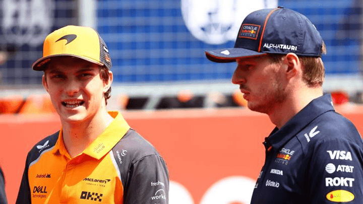 Oscar Piastri et Max Verstappen côte à côte lors d'un événement F1