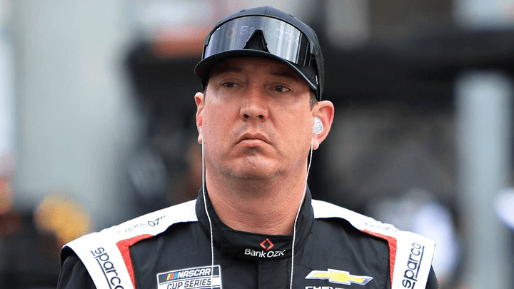 Pilote NASCAR en combinaison noire avec sponsors Chevrolet et Lucas Oil, casque à visière