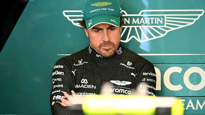 Pilote Aston Martin en conférence de presse, portant casquette et combinaison aux couleurs vert