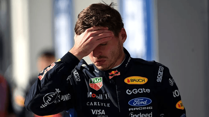 Max Verstappen se tenant la tête avec ses mains, montrant sa frustration après une performance décevante