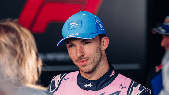 Pierre Gasly en combinaison Alpine rose lors d'une interview dans le paddock F1