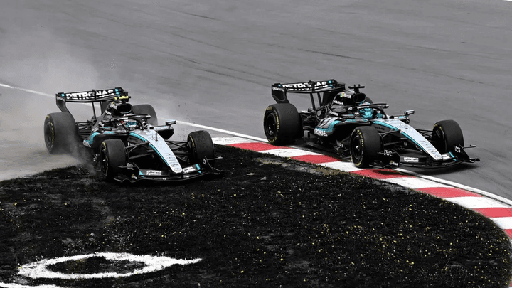 Duel serré entre deux Mercedes sur circuit, illustrant les tensions internes de l'équipe