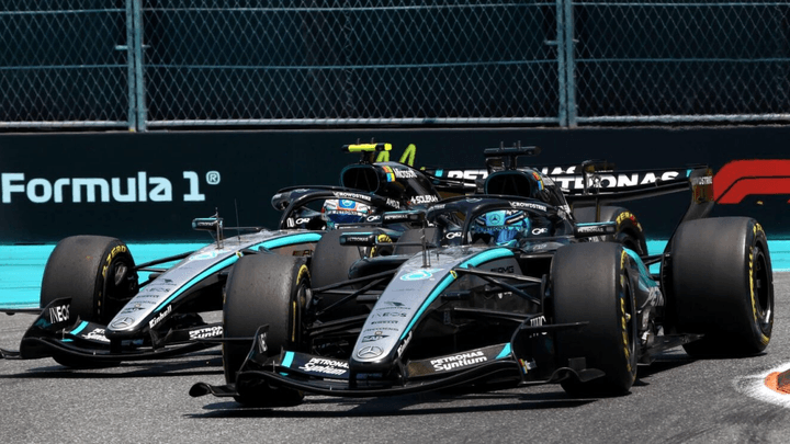 Deux voitures Mercedes de Formule 1 en roue-à-roue sur circuit urbain