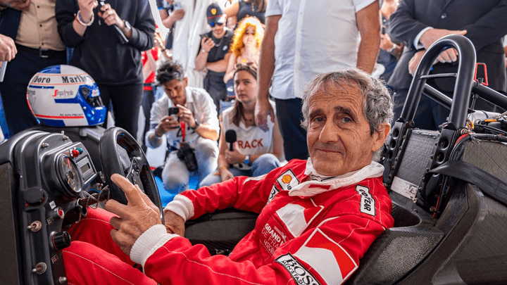 Alain Prost en combinaison rouge Ferrari assis dans le cockpit d'une Formule 1