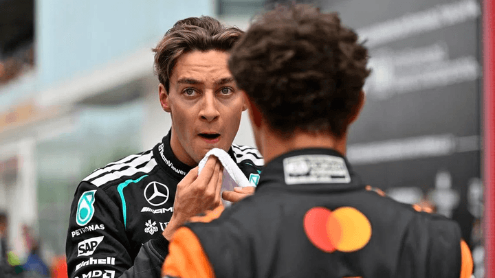 George Russell discutant avec un pilote Mercedes après une course tendue