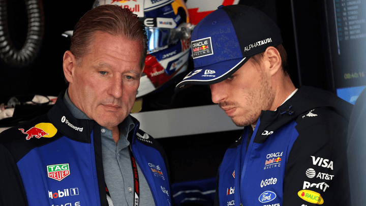 Max Verstappen en discussion avec un ingénieur Red Bull dans le garage