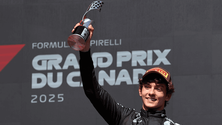 Kimi Antonelli célèbre sa victoire au Grand Prix du Canada 2026 sur le podium