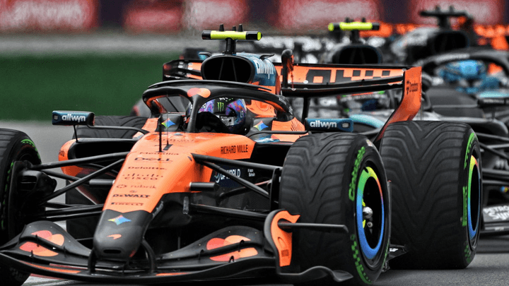 Monoplaces de F1 en action de course avec effet de vitesse et flou de mouvement