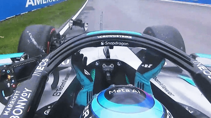 Vue onboard cockpit Mercedes F1 avec halo et sponsors visibles sur circuit