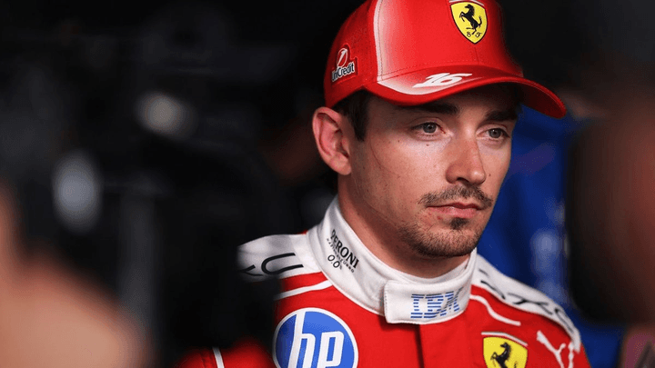 Pilote Ferrari en combinaison rouge avec casquette et logo du cheval cabré