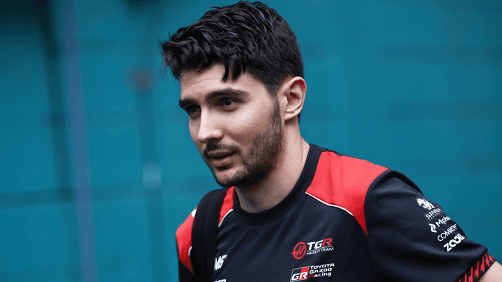 Esteban Ocon en combinaison de course Haas F1 Team