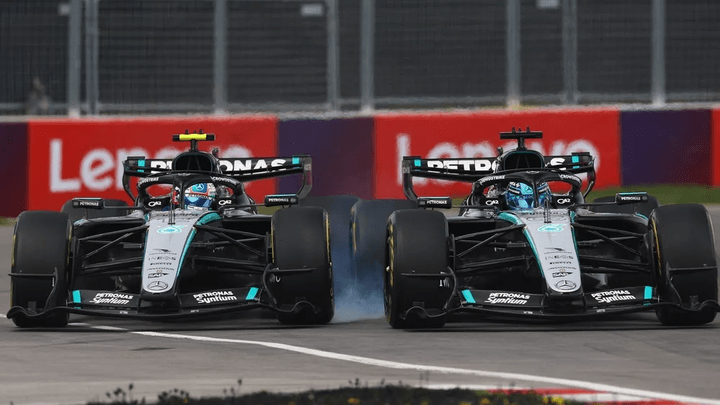 Duel serré entre deux Mercedes F1 noires côte à côte en course