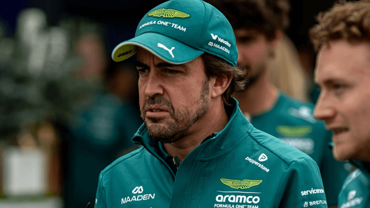 Fernando Alonso en tenue Aston Martin lors d'un événement F1