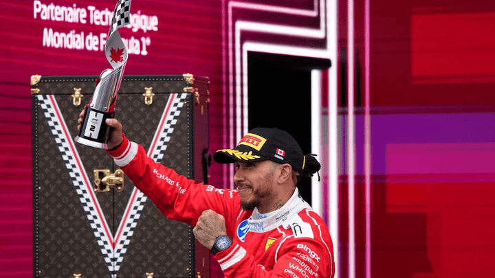 Lewis Hamilton célèbre sur le podium du GP du Canada avec le trophée Ferrari