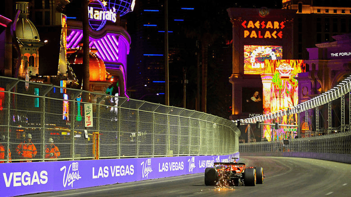 Voiture de F1 en action sur le circuit de Las Vegas avec les casinos illuminés en arrière-plan