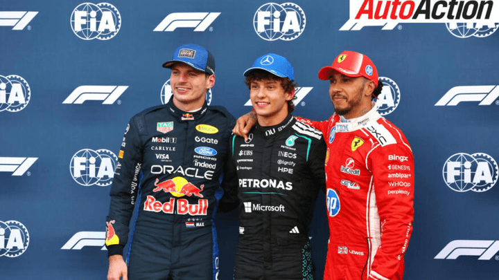 Trois pilotes de Formule 1 sur le podium avec leurs trophées