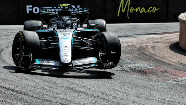 Voiture de Formule 1 Mercedes en action sur le circuit de Monaco