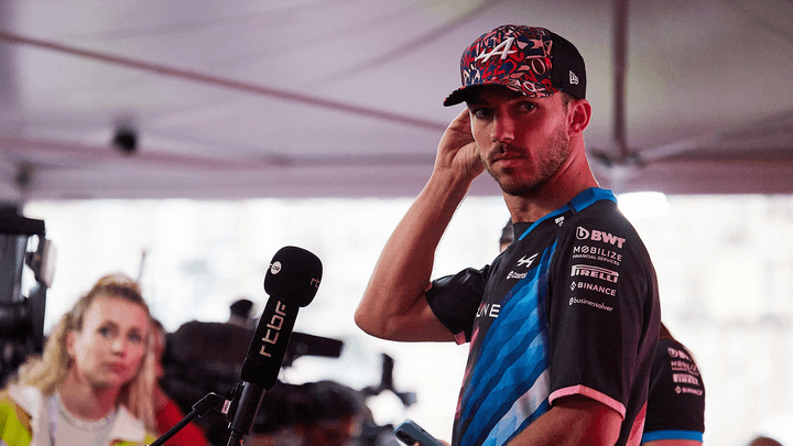 Pilote Alpine F1 en combinaison d'équipe lors d'une interview dans le paddock