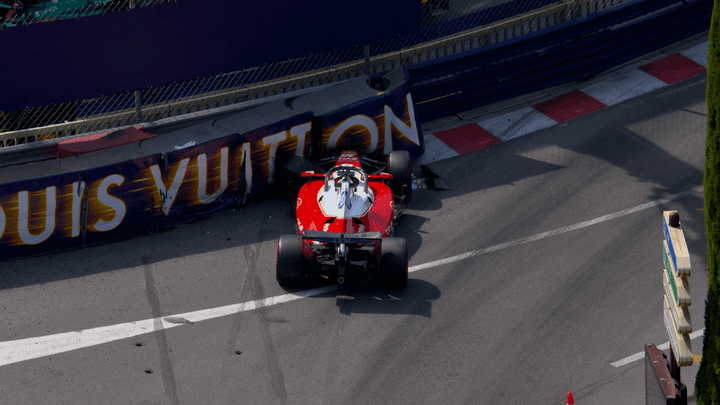 Monoplace de F1 rouge et blanche vue du dessus sur le circuit de Monaco avec publicité Vuitton