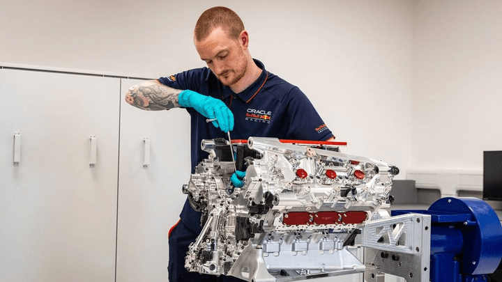 Mécanicien Red Bull Racing travaillant sur un moteur de F1 dans l'atelier de l'équipe