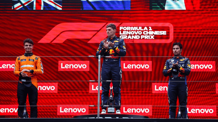 Isack Hadjar sur le podium du Grand Prix de Monaco, tenant son trophée avec détermination