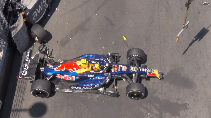 Vue aérienne de la Red Bull de Verstappen immobilisée sur la grille de départ à Monaco