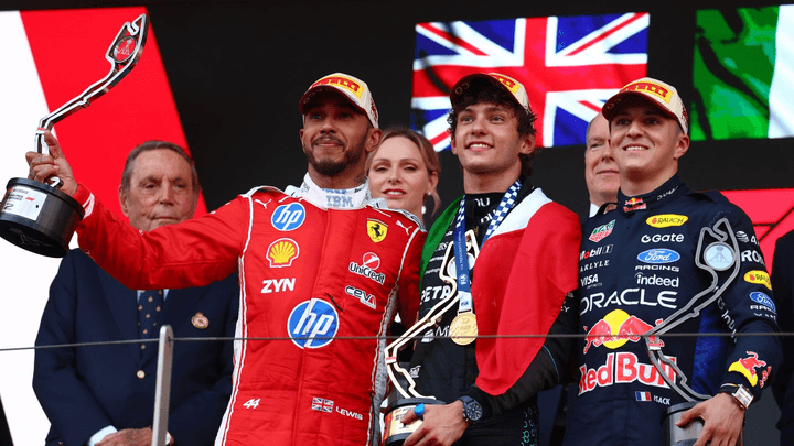 Podium du Grand Prix de Monaco avec Lewis Hamilton au centre tenant son trophée de deuxième place, entouré des autres pilotes