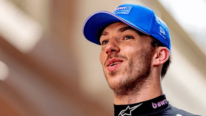 Pilote F1 en combinaison Alpine avec casquette BWT lors d'une conférence de presse