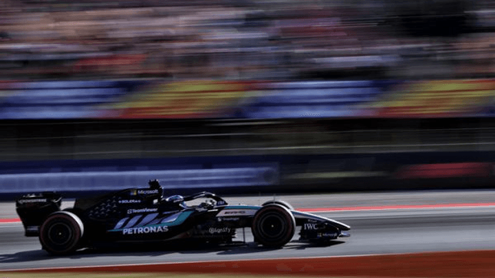 Voiture de F1 Mercedes en action sur circuit avec effet de flou de mouvement