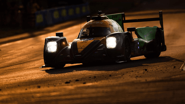 Voiture prototype LMP aux 24 Heures du Mans de nuit avec phares allumés