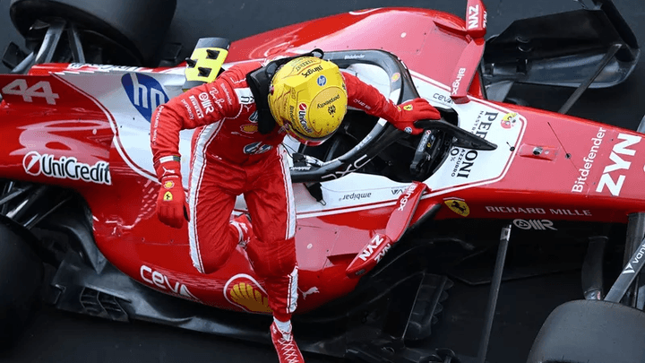 Pilote Ferrari en combinaison rouge sortant de son cockpit après une course de Formule 1
