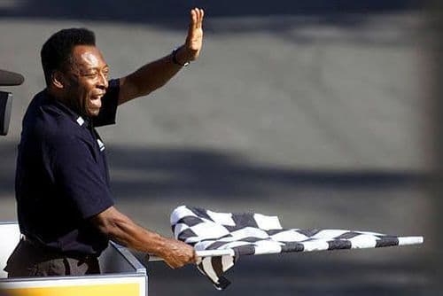 Pelé agite le drapeau à damier au GP du Brésil 2002
