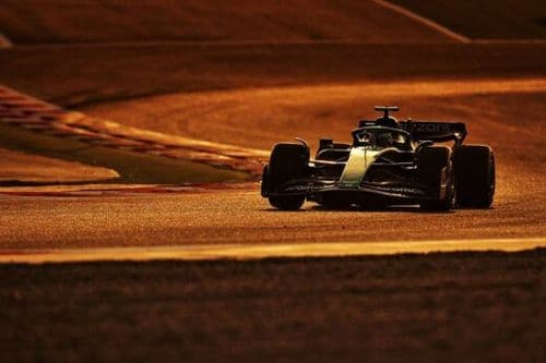 Une monoplace de Formule en piste sous le coucher du soleil